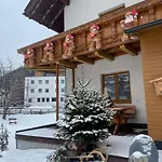 Hirschstube Bed & Breakfast 3*